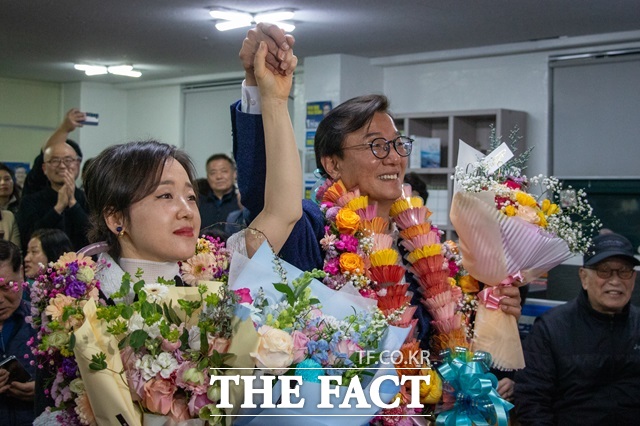 제22대 총선 부산 북구갑 전재수 더불어민주당 후보가 11일 당선이 확실시 되자 꽃다발을 목에 걸고 환호하고 있다. /캠프