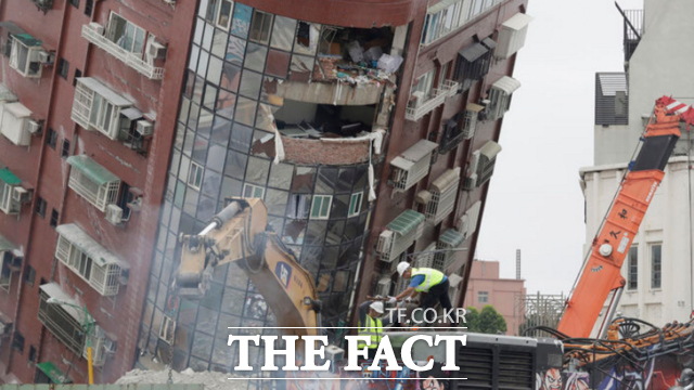 5일(현지시각) 대만 동부 화롄현에서 지진으로 일부가 붕괴해 기울어진 톈왕싱 건물이 철거되고 있다. / AP.뉴시스