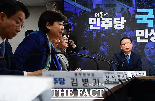 모두발언 하는 김부겸 더불어민주당 상임공동선대위원장(오른쪽).