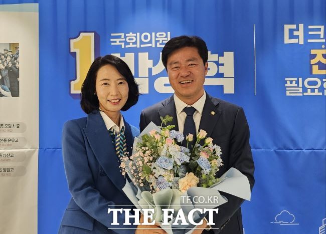 축하 꽅다발을 받은 박상혁 의원 부부/박상혁 후보