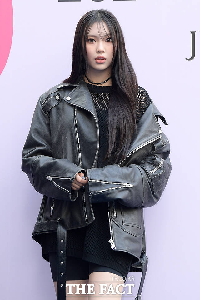 뉴진스 혜인이 발등 부상으로 활동을 잠정 중단한다. /서예원 기자