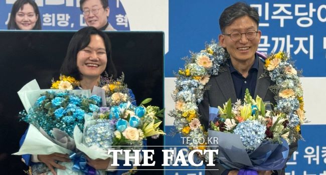 지지자들에게 꽃다발을 받고 인사하는 김남희 당선인/김남희 의원
