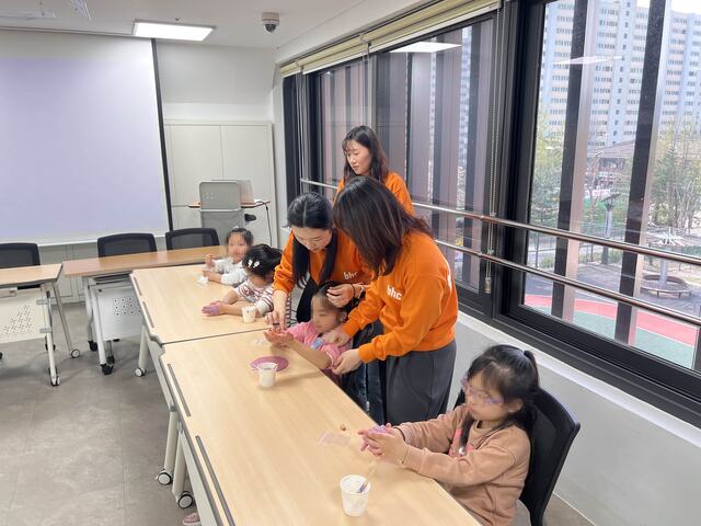 지난 6일 서울시 노원구 노원 아동복지관을 방문한 bhc그룹 BSR 봉사단이 아이들과 과학 수업을 진행하고 있다. /bhc그룹