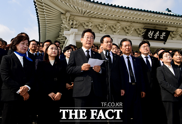 이재명 더불어민주당 대표(가운데)가 12일 오전 서울 동작구 국립서울현충원에서 참배를 마친 뒤 발언을 하고 있다. /배정한 기자