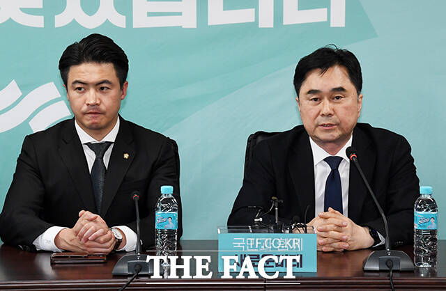 모두발언 하는 김종민 공동대표(오른쪽).