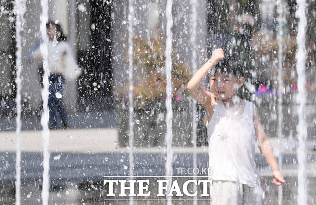 주말을 앞둔 12일 오후 낮 최고기온이 25도까지 올라가며 초여름 날씨를 보인 가운데, 서울 광화문 광장을 찾은 한 어린이가 바닥분수에서 물놀이를 하고 있다. /이새롬 기자