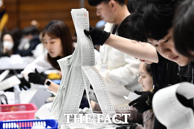 제22대 국회의원선거 날인 10일 오후 서울 관악구 서울대학교에 마련된 개표소에서 개표사무원들이 투표용지를 정리하고 있다. /박헌우 기자