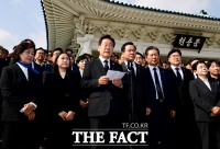  현충문 앞에서 발언하는 이재명 대표 [포토]