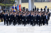  현충원 참배하는 더불어민주당과 더불어민주연합 [포토]
