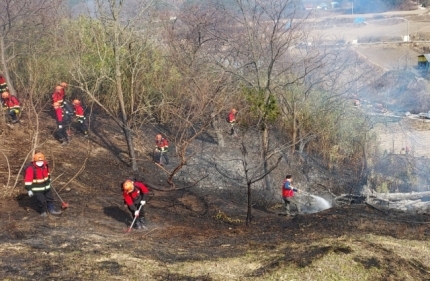 12일 경주에서 산불진화대원들이 산에 물을 뿌리고 있다. /산림청
