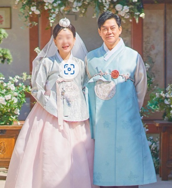 신부는 이미 오래전부터 부부의 연을 이어오고 있는 아내 안모 씨로, 김수현에게는 새어머니다. 사회는 방송인 조영구가 맡았고, 축가는 김범룡이 두 곡을 불러 축하했다. /독자 제공