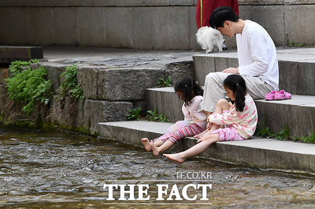 서울 한낮 기온이 28도까지 올라 초여름 날씨를 보인 13일 오후 서울 종로구 청계천에서 아이들이 물에 발을 담그며 더위를 식히고 있다. /서예원 기자