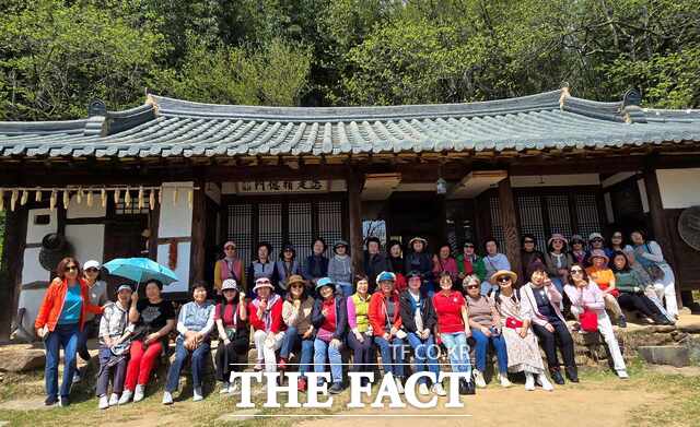 12일 천안생활개선회원들이 전라남도 지정 민간정원 쌍산재를 방문해 설명을 듣고 있다. /천안시