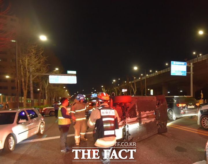 지난 13일 밤 서울 마포구 마포구청역 인근 도로에서 차량 5대가 부딪혀 6명이 다치는 사고가 발생했다. /뉴시스