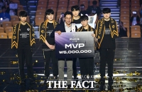  '8년 만에 첫 우승'...MVP 수상한 젠지 '기인' [TF사진관]