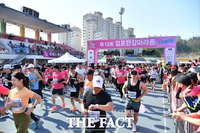 제12회 김포한강마라톤대회에서 출발하는 참가자들 모습/김포시