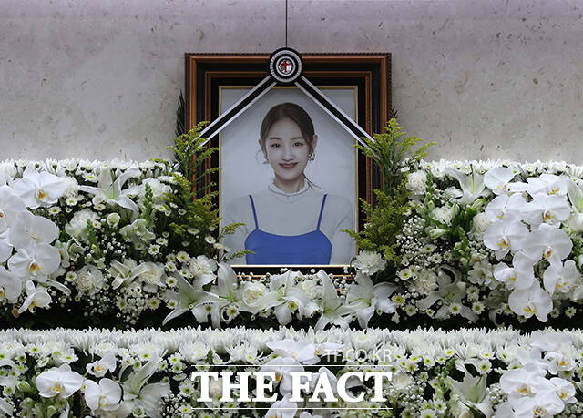 가수 故 박보람의 빈소가 15일 오후 서울 송파구 서울아산병원 장례식장 21호실에 마련됐다. /사진공동취재단