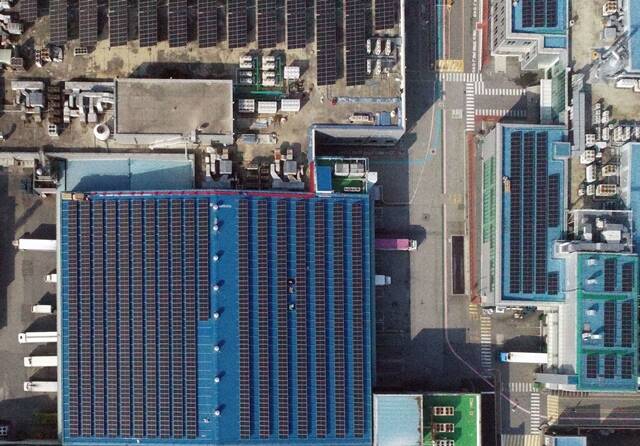 HD현대의 태양광 전문 계열사인 HD현대에너지솔루션이 CJ제일제당 진천공장 지붕에 태양광 발전소를 설치했다. /HD현대에너지솔루션