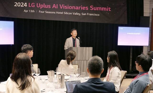 황현식 LG유플러스 사장이 지난 13일 미국 실리콘밸리 포시즌스 호텔에서 AI 미래 비전을 공유하는 행사를 진행하고 있다. /LG유플러스