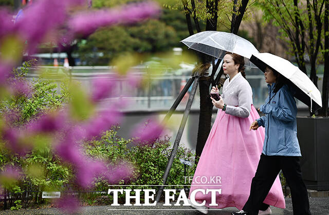 전국에 비가 예보된 15일 오전 서울 종로구 광화문 광장 인근의 관광객이 우산을 쓴 채 발걸음을 재촉하고 있다. /박헌우 기자