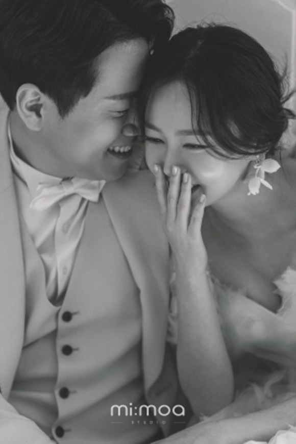 배우 오초희(오른쪽)가 5월 4일 1살 연하 변호사와 결혼한다. /미모아, 문프로덕션