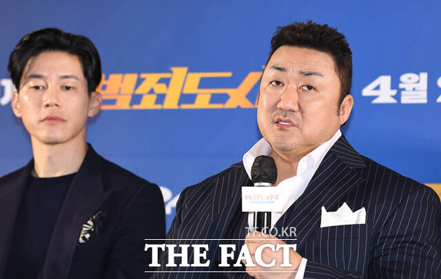배우 마동석(오른쪽)이 15일 오후 서울 강남구 코엑스 메가박스에서 열린 영화 범죄도시4 언론시사회 및 기자간담회에 참석해 취재진 질문에 답하고 있다.