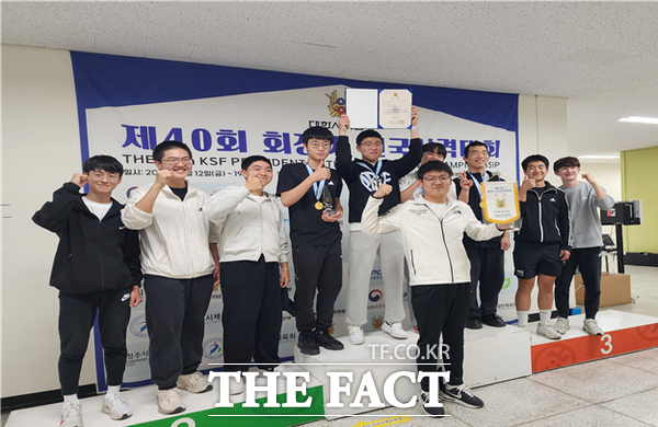 대전 대신고등학교 사격부 학생들이 제40회 회장기 전국사격대회에서 기념사진을 촬영하고 있다. / 대전시교육청