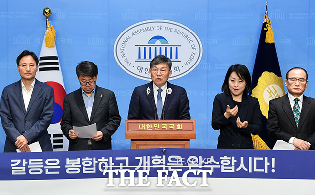 발언하는 더불어민주연합 22대 국회의원 당선인들과 의료개혁특별위원회.