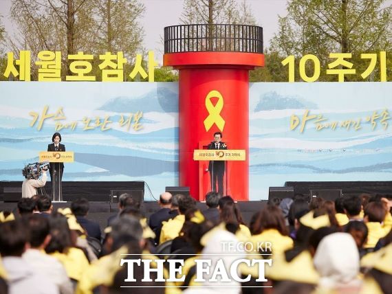 김동연 경기도지사는 16일 가슴 시린 열 번의 봄을 버텨오신 유가족들, 생존자들, 그리고 별이 된 희생자들과 끝까지 함께 하겠다고 밝혔다./경기