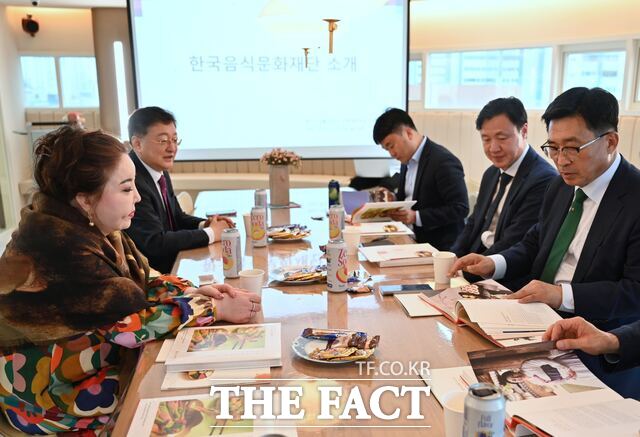 김춘진 aT 사장(맨 오른쪽)은 박미영 한국음식문화재단 이사장(맨 왼쪽)을 만나 K-푸드 세계화 등 발전 방안에 대한 의견을 교환했다. / 한국농수산식품유통공사