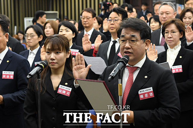 결의문 낭독하는 김예지 국민의힘 의원(왼쪽)과 배준영 의원.