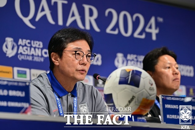 올림픽 10회 연속 본선 진출에 도전하는 한국의 황선홍 감독이 15일 2024 카타르 AFC U23 아시안컵 B조 기자회견에서 UAE와 첫 경기부터 총력전을 전개하겠다는 의지를 보이고 있다./도하=KFA