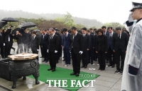  국민의힘, '총선 수습 총회' 앞두고 현충원 참배 [TF사진관]