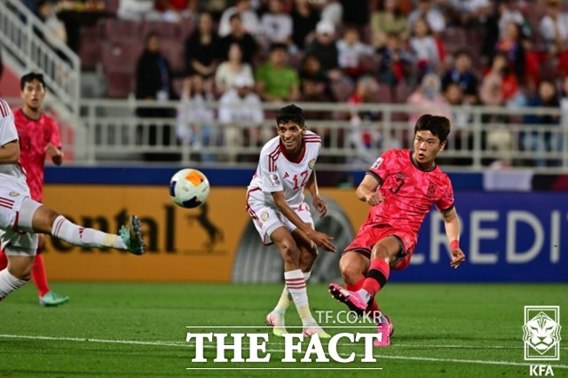 한국의 황재원이 17일 UAE와 2024 카타르 AFC U23 아시안컵 B조 1차전에서 강력한 왼발 슛으로 득점을 노리고 있다./도하=KFA