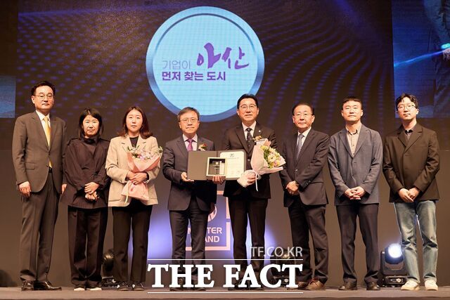 아산시가 ‘2024 대한민국 대표브랜드 대상’을 5년 연속 수상하고 있다. /아산시