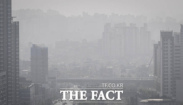 전국 대부분 지역의 미세먼지 농도가 나쁨 수준을 보이는 17일 오전 서울 마포구에서 바라본 서울 시내가 뿌옇게 보이고 있다. /이동률 기자