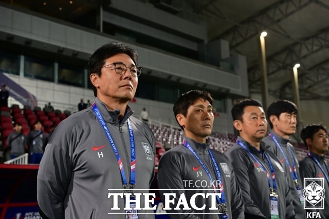 K리거 위주의 B플랜으로 UAE전 승리를 노린 한국의 황선홍 감독(맨 왼쪽)과 코칭 스태프./도하=KFA