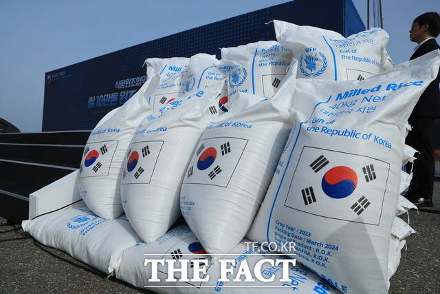농림축산식품부가 17일 전북 군산항에서 우리 쌀 10만톤을 해외원조하는 출항식을 열었다./농림축산식품부