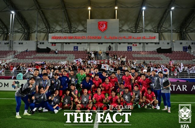 UAE와 1차전을 1-0 승리로 마친 한국 선수단이 경기 후 기념사진을 찍고 있다./도하=KFA