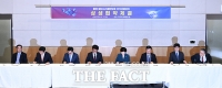  '용인 반도체 국가산단 상생협약식' 서명하는 관계자들 [포토]