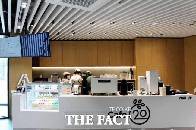 광명시 인생플러스센터 1층에서 운영하는 ‘CAFE-20’ 전경/광명시