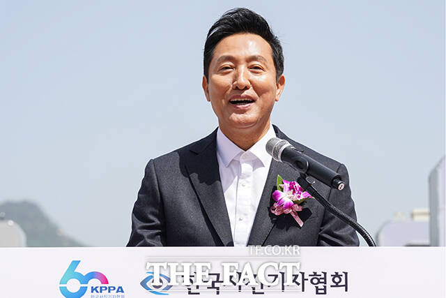 오세훈 서울시장이 18일 서울 종로구 광화문광장에서 열린 제60회 한국보도사진전 개막식에서 축사를 하고 있다.