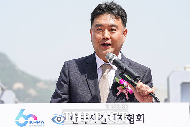 이호재 한국사진기자협회 회장이 18일 서울 종로구 광화문광장에서 열린 제60회 한국보도사진전 개막식에서 인사말 하고 있다.
