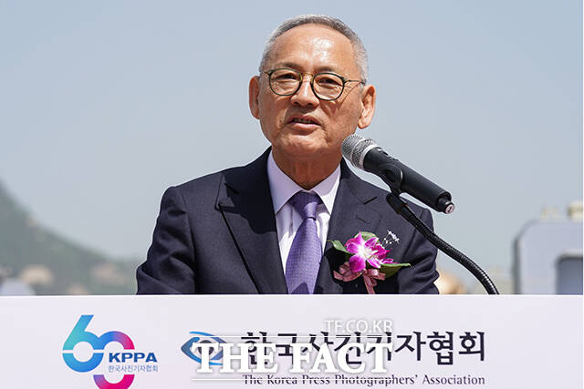 제60회 한국보도사진전 개막식에서 축사하는 유인촌 문화체육관광부 장관.