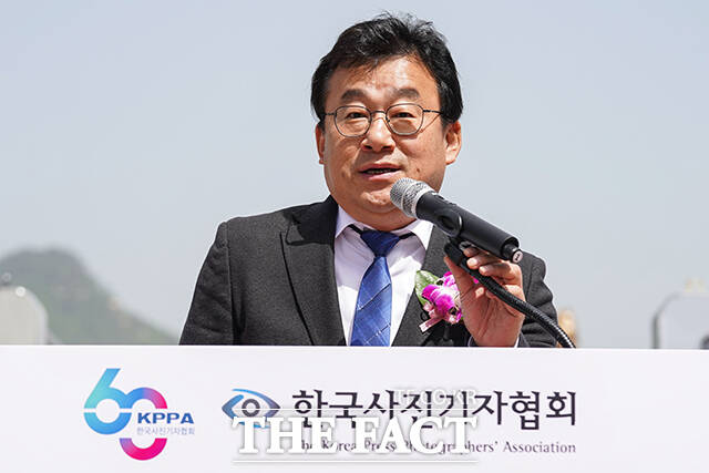제60회 한국보도사진전 개막식에서 축사 하는 박종현 한국기자협회 회장.