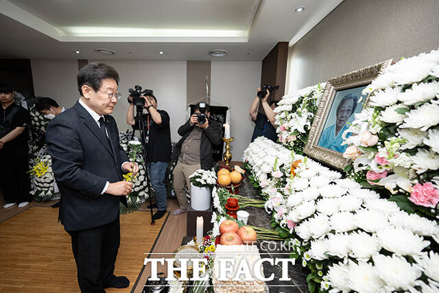 이재명 더불어민주당 대표가 18일 서울 강동구 강동성심병원 장례식장에 마련된 고 박종철 열사의 어머니 정차순 여사의 빈소를 조문하고 있다. /배정한 기자