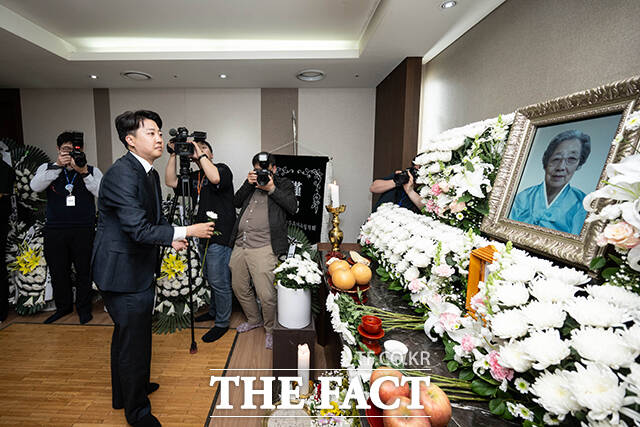 이준석 개혁신당 대표가 18일 서울 강동구 강동성심병원 장례식장에 마련된 고 박종철 열사의 어머니 정차순 여사의 빈소를 조문하고 있다. /배정한 기자