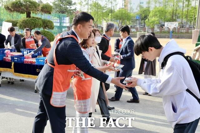 농협 대전본부가 ㈔우리농업지키기운동본부와 함께 18일 쌀 소비촉진 및 청소년 건강증진을 위한 아침밥 먹기 캠페인을 벌이고 있다. /대전농협
