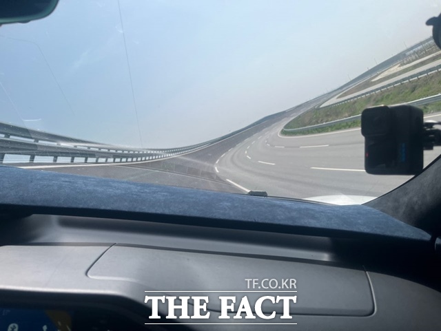 포드 GT가 17일 최대 42도로 경사진 한국타이어앤테크놀로지(한국타이어) 한국테크노링 고속 주회로를 안정감 있게 달리고 있다. /최의종 기자