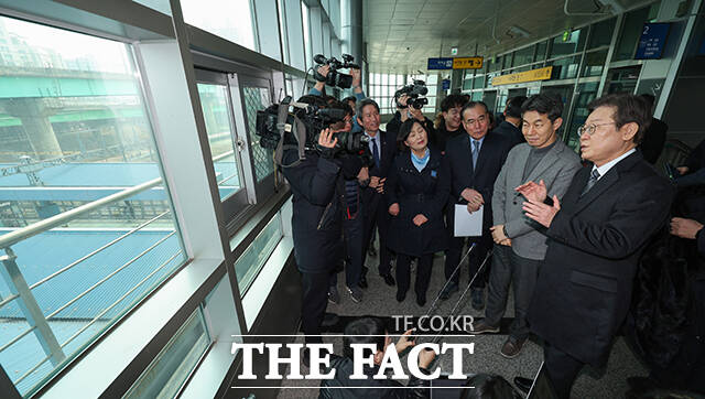 이재명 더불어민주당 대표가 1일 서울 구로구 신도림역을 방문해 지상 철로를 살펴보고 있다. 이 대표는 지난 2월 수도권 지상철도 지하화 총선 공약을 발표했다. /배정한 기자